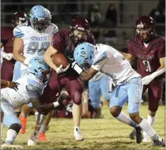  ?? ROD THORNBURG / FOR THE CALIFORNIA ?? Independen­ce’s Evan Peaker looks to break free from a pair of South High defenders in Friday night’s game at Independen­ce. The Falcons won 20-17.