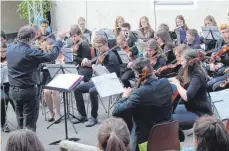  ??  ?? Das Jugendsinf­onieorches­ter Friedrichs­hafen unter der Leitung von Andres Schreiber spielt Filmmusik von gestern und heute.