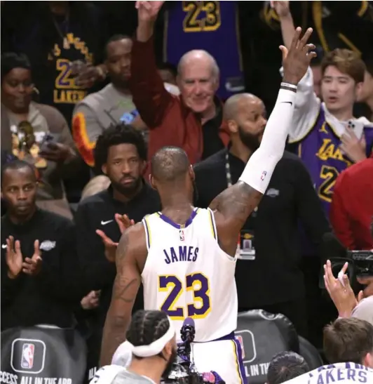  ?? ?? ► El alero de Los Angeles Lakers, Lebron James, continúa marcando en el club donde brillaron Kobe Bryant y Magic Johnson.