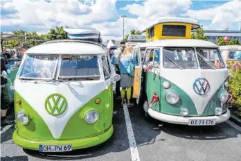  ?? FOTO: PETER STEFFEN/DPA ?? Bulli-Treffen in Hannover: Vor 70 Jahren produziert­e Volkswagen die ersten Exemplare des kastenförm­igen Modells, das manche in einer Liga mit dem legendären Käfer sehen.