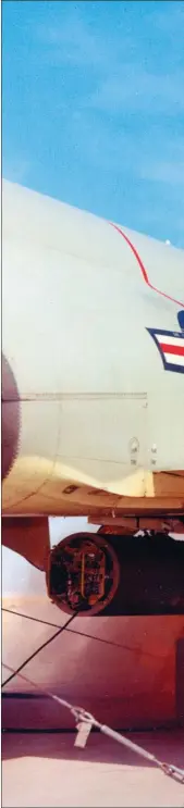  ?? USAF ?? L’insigne des “Gunfighter­s” comme se baptisèren­t les équipes du 366th TFW.
Essais au sol d’un prototype du SUU-16/A par un “Phantom” de l’USAF.