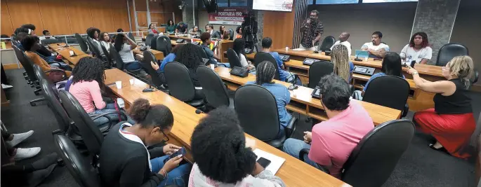  ?? FOTOS DE MARINA SILVA ?? Presentes na reunião voltaram a pedir a revogação da portaria da ‘aprovação em massa’, publicada pela Secretaria de Educação do estado no dia de 27 de janeiro deste ano