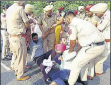  ?? HT PHOTO ?? Cops stopping aspiring teachers from holding a protest in Sangrur on Saturday.