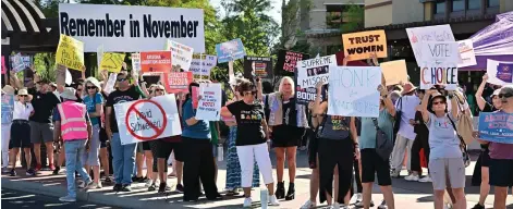  ?? ?? Pro-abortion rights demonstrat­ors rally in Scottsdale, Arizona.