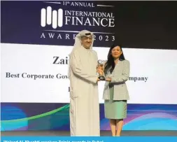  ?? ?? Waleed Al-Khashti receives Zain’s awards in Dubai.