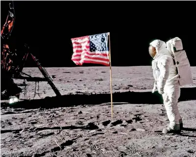  ??  ?? Apollo 11 astronauts planted a flag on the moon on July 20, 1969 / NASA