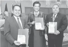  ??  ?? Scotland (centre) with Nauru president, Baro Waqa (right) and Minister in the Prime Minister’s Department Datuk Joseph Entulu Belaun showing the ‘Key Principles of Public Sector Reform’ book. — Bernama photo