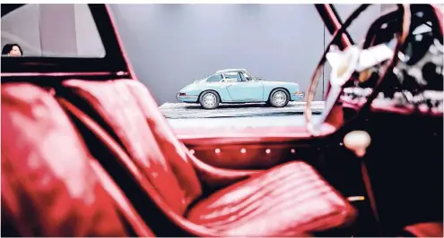  ??  ?? Blick durch einen Mercedes 300 SL auf einen Porsche 911 der ersten Baureihe