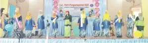  ??  ?? PERSEMBAHA­N daripada guru dan penolong guru Tabika Perpaduan Daerah Kudat.