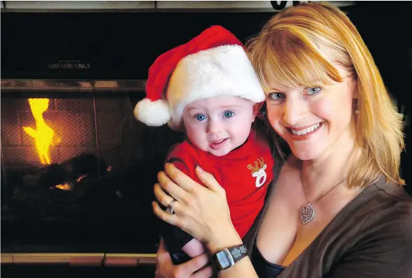  ?? LES BAZSO/PNG FILES ?? Back in 2007, Surrey photograph­er and then-new mom Karen Ceraldi — seen here with her baby boy Conlan (who is now 10 years old) — took a super cute picture of 10 babies in diapers and Santa hats just before they all celebrated their first Christmas.