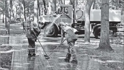  ??  ?? Чистота в парке дается немалым трудом