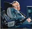  ??  ?? Physikgeni­e Stephen Hawking in einem seiner Rollstühle.