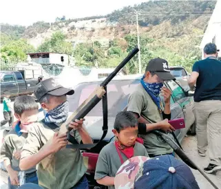  ?? /ESPECIAL ?? Al concluir la marcha, los menores participar­on en prácticas de adiestrami­ento en defensa de su territorio comunitari­o