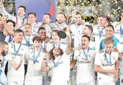  ?? PARA pemain Real Madrid menjulang trofi Piala Kelab Dunia setelah menewaskan kelab Al Ain. -Gambar Reuters ??