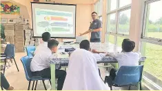  ??  ?? BUKA MINDA: Taklimat Sesi Literasi Maklumat oleh Pustakawan Pustaka membuka minda para pelajar dalam aktiviti pencarian maklumat yang berkesan.