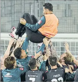  ?? FOTO: EFE ?? Claudio Pizarro, manteado por sus compañeros del Werder Bremen el lunes