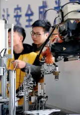  ??  ?? 学生在济宁机器人产业­园实习