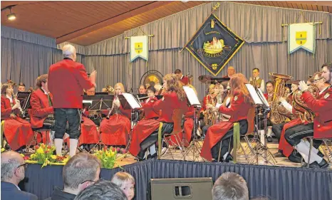  ?? FOTO: STEINHAUSE­R ?? Der Musikverei­n Marbach bietet beim Jahreskonz­ert unter der Leitung von Anton Merkle eine überzeugen­de Leistung.