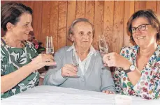  ?? FOTO: KATHARINA BRILL ?? Feiern gemeinsam den 90. Geburtstag: die Nichten Angelika Mütz (l.) und Claudia Siepmann mit Mathilda Geiss.