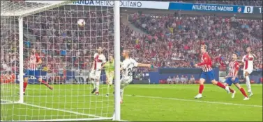  ??  ?? UNA BUENA PAREJA. Así marcó Griezmann, a pase de Diego Costa, el primer gol del Atlético al Huesca.