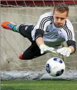  ??  ?? Bernd Leno, als U-torwart beim Training, gibt sein Debüt im A-team. Archiv-foto: Roland Weihrauch