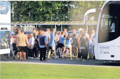  ?? FOTOS: UWE MISERIUS ?? Am frühen Samstagabe­nd kamen die Kinder in Leverkusen an. Am Stadion wurden sie von ihren Eltern in Empfang genommen.