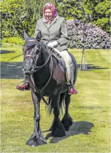  ?? FOTO: STEVE PARSONS/DPA ?? Königin Elizabeth II. reitet regelmäßig im Windsor Home Park auf dem 14-jährigen Fell-Pony Balmoral Fern. Die Königin hält sich während der Corona-Pandemie in Schloss Windsor auf.