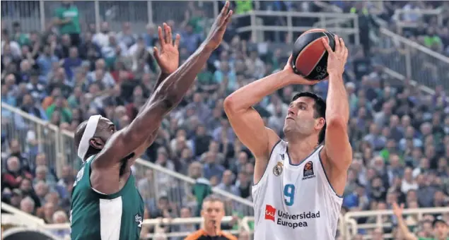  ??  ?? EL CAPITÁN, ENORME. Felipe Reyes, en la imagen ante Singleton, fue clave en el tercer cuarto, el que lanzó al Madrid. Dio aire a su equipo desde el poste y acabó con dos triples.