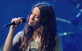  ?? Epiphany Music/Alanis Morissette ?? Alanis Morissette performing on stage during the Jagged Little Pill tour in 1996.