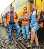  ??  ?? Sie ebnen den Weg für die Gleise nach Bobingen: (von links) Manuel Vogl, Christophe­r Missl und Carsten Nendziak.