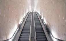  ?? FOTO: DPA ?? 80 Meter lang und gewölbt: Rolltreppe in der Elbphilhar­monie.