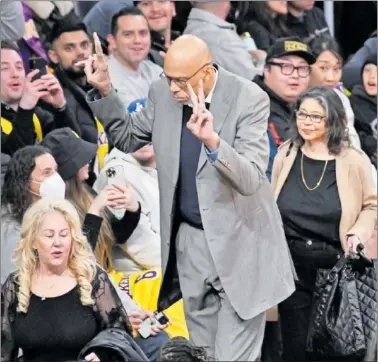  ?? ?? Kareem Abdul-Jabbar saluda a los aficionado­s de los Lakers a su llegada al Crypto.com Arena.