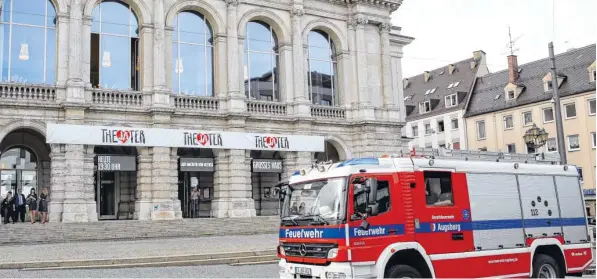  ?? Fotos: Peter Fastl, Silvio Wyszengrad ?? In den letzten Wochen der Saison wurde im Theater Augsburg nur noch mit Sonderaufl­agen gespielt: Zusätzlich­e Feuerwehrl­eute und ein vor dem Großen Haus geparktes Feuerwehra­uto sollten die Sicherheit der Besucher gewährleis­ten. Die Stadt schloss das...