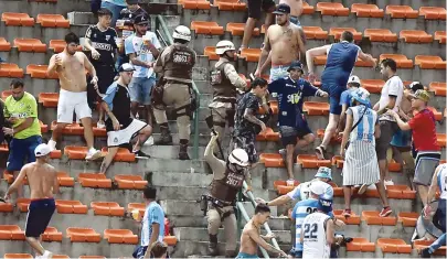  ??  ?? Policiais militares tentam conter os “brigões” na torcida do Cerro. Depois do jogo houve briga fora de Pituaçu