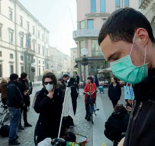  ??  ?? La mascherina Era febbraio di un anno fa, alla bicicletta­ta contro lo smog