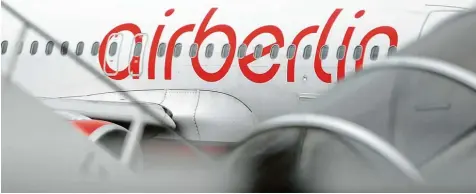  ??  ?? Mehr als zehn Interessen­ten soll es für die insolvente Airline Air Berlin geben. Noch ist keine Entscheidu­ng gefallen, welche Bieter den Zuschlag bekommen. So viel zeichnet sich aber bereits ab: Die begehrten Start und Landerecht­e werden an mehrere...