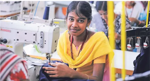  ?? FOTO: JÖRG BÖTHLING/IMAGO ?? Gutes Beispiel: Bei der indischen Firma Armstrong Knitting Mills werden Textilien für den Export produziert und Fairtrade-Standards eingehalte­n.