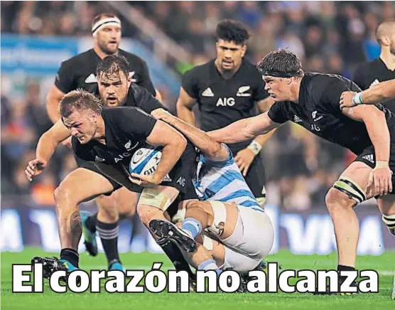  ?? (AP) ?? Sin hazaña. El selecciona­do tuvo un juego deslucido y se quedó con las manos vacías ante un colmado estadio de Vélez.