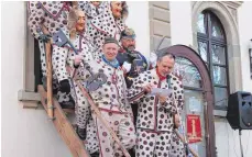  ??  ?? Bürgermeis­ter Stefan Waizenegge­r (rechts) reimt sich um Kopf und Kragen. Ein amüsierter Narrenvate­r Martin Schnell und „Bolizist“Gerd Rudolf achten darauf, dass alles seine närrische Ordnung hat.