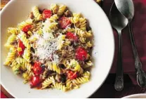  ?? TRANSCONTI­NENTAL BOOKS ?? Tomatoes add colour to this flavourful sausage pasta dish.