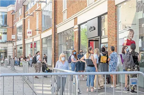  ?? Picture: Jo Court ?? Queues in Whitefriar­s, Canterbury, as shops reopened following the coronaviru­s lockdown