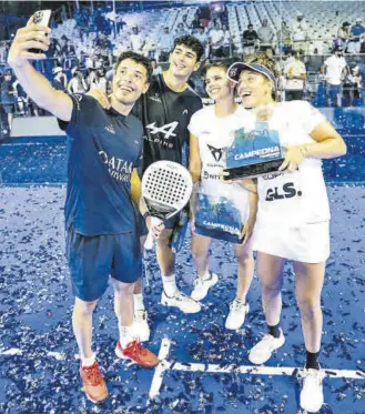  ?? // PREMIER PADEL ?? Tapia, Coello, Brea y González haciéndose un selfie tras ser campeones