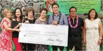  ??  ?? Idi yawat dagiti dadduma a San Nicoleneo ti tseke ($6,500.00) nga agpaay iti Bin-i Foundation, ti impasdek ni Mayor Valdez a mangtulong kadagiti nasaririt nga agtutubo tapno libre ti panagadald­a iti kolehio. Agpakanawa­n: Grace Pajinag, Elsa Badua, Edith Gudoy, Maggie Domingo, Mayor Alfredo “Boying” Valdez, Jr., Caludio Cagaoan, Jr., ken Faye Cudal.