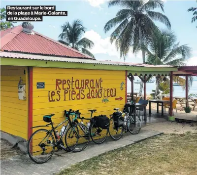  ??  ?? Restaurant sur le bord de la plage à Marie-Galante, en Guadeloupe.