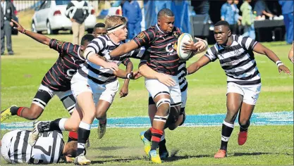  ?? Picture: SINO MAJANGAZA ?? CHARGE: Dale College prop Anda Mafenyana attempts to get through Wesley Jevon, left and Sisonke Mbadlanyan­a of Selborne College.