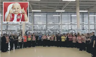  ??  ?? Staff at Tesco wearing their colours for Bradley Lowery, inset..