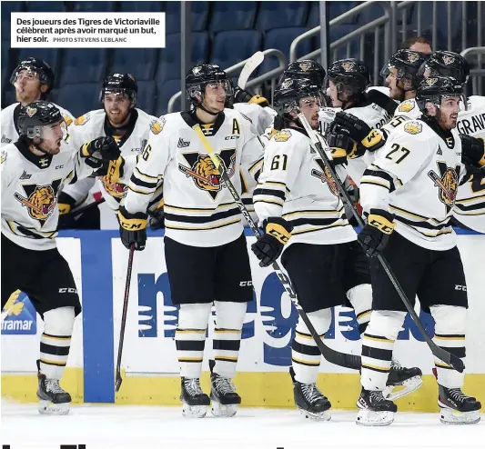  ?? PHOTO STEVENS LEBLANC ?? Des joueurs des Tigres de Victoriavi­lle célèbrent après avoir marqué un but, hier soir.