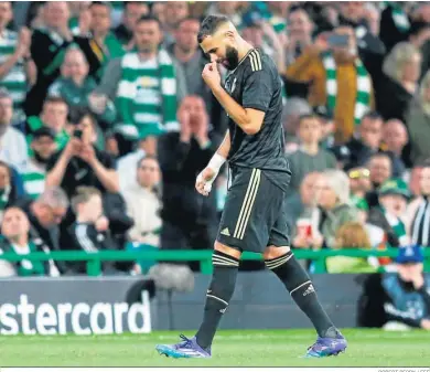  ?? ROBERT PERRY / EFE ?? Benzema se va cariaconte­cido del campo del Celtic con unos problemas en la rodilla.