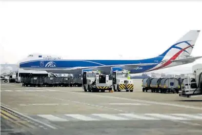  ?? NURIA SOLER ?? Un avión de mercancías en el aeropuerto de Zaragoza, pendiente de realizar las operacione­s de carga.