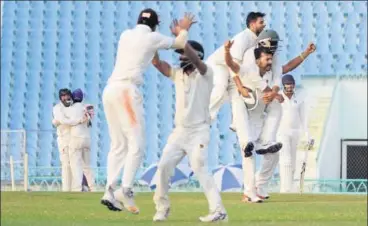  ?? DEEPAK GUPTA / HT ?? Railways’ spinner Avinash Yadav celebrates with teammates after beating UP in their Ranji Trophy opener in Lucknow.